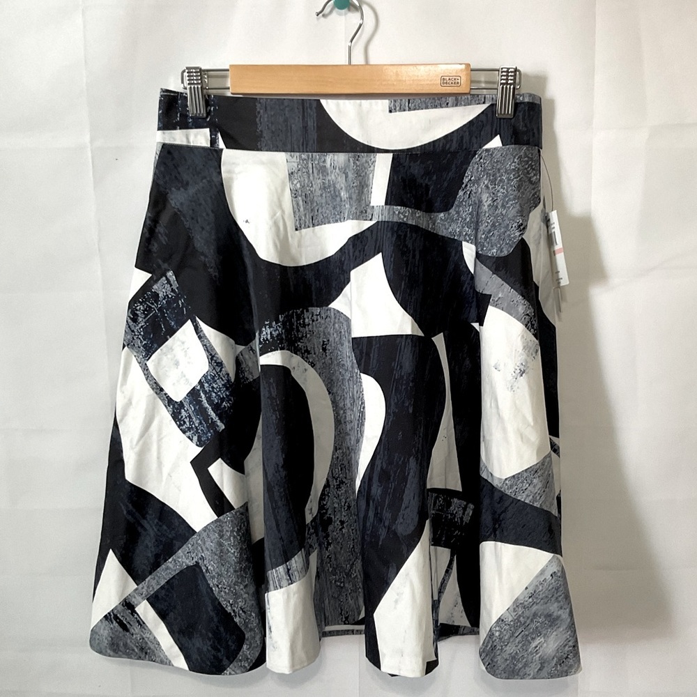 Amanda & Chelsea knee length skirt Size 10 NWT